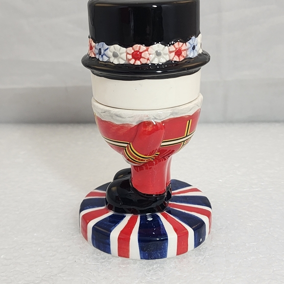 Beefeater Ceramic Egg Cup with Spoon & Salt Shaker - Picture 7 of 12